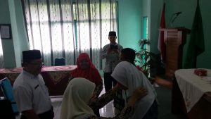 Kasi Penmad Drs.H.Erman Syofa pasangkan tanda Peserta Lomba Olimpiade dan Lomba Pidato Bahasa Arab, di Kantor Kemenag Kota Padang,, Rabu, (12/11/2016) 