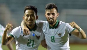 583930acd44c9-pemain-timnas-indonesia-andik-vermansyah-dan-stefano-lilipaly_663_382
