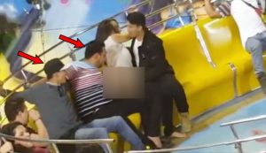 Wanita naik wahana