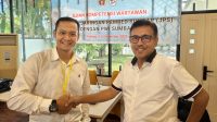 276ea47b-c6a5-45d7-8fe6-0de0b5ddbd7e Yuliadi Chandra Wartawan Utama Bersama Penguji Kelas Utama Khairul Jasmi mendapatkan ucapan selamat di Suasso Restoran, Padang, Sabtu, 6 Desember 2025.