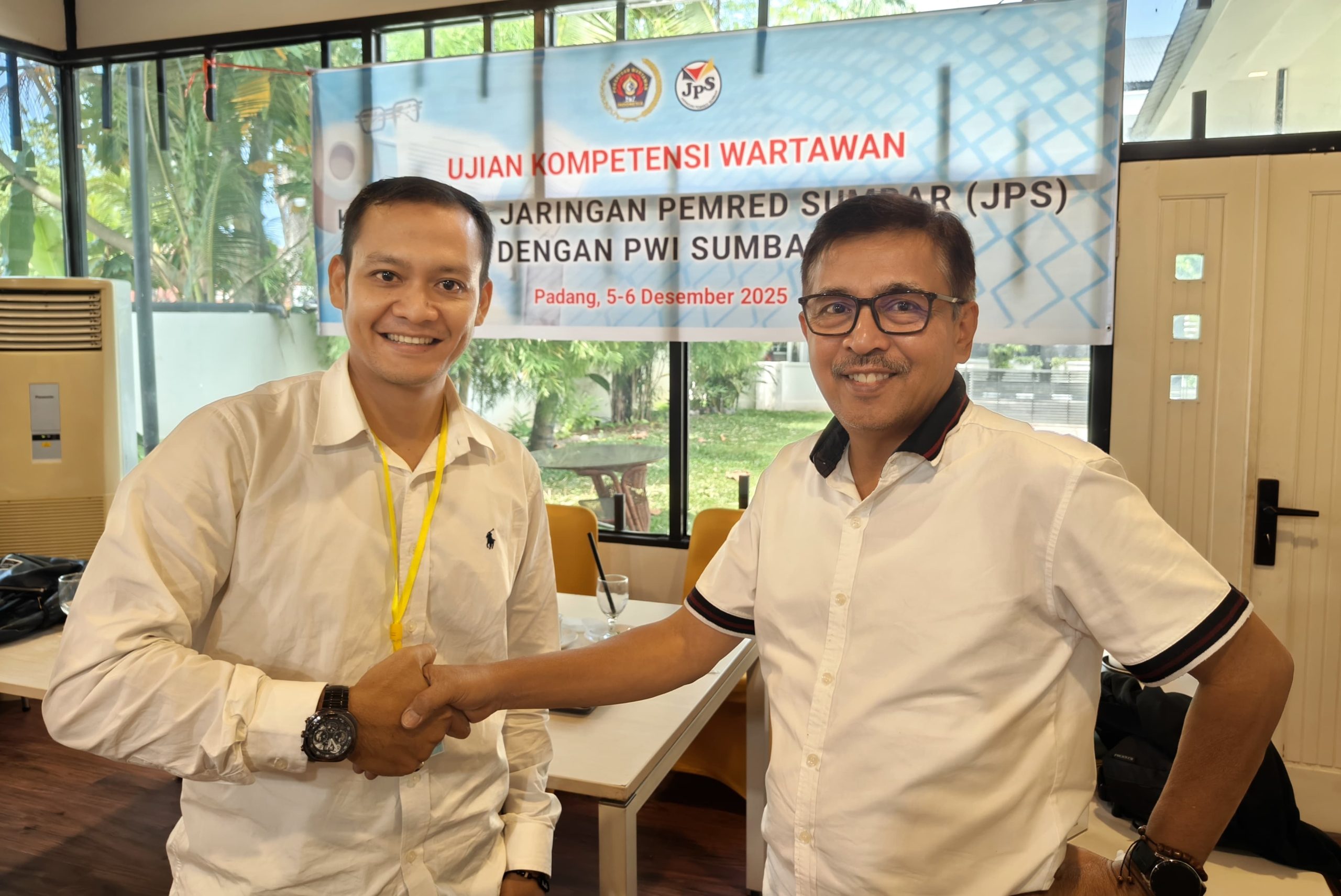 Yuliadi Chandra Wartawan Utama Bersama Penguji Kelas Utama Khairul Jasmi mendapatkan ucapan selamat di Suasso Restoran, Padang, Sabtu, 6 Desember 2025.